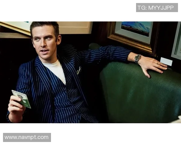 意大利足球明星优雅西服造型展现绅士风范与运动魅力